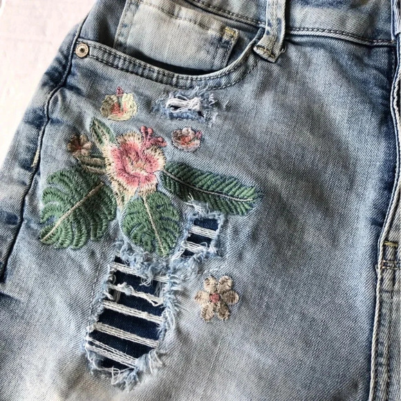 Arizona  Jean Co. Floral Embroidered Shorts - Picture 3 of 10